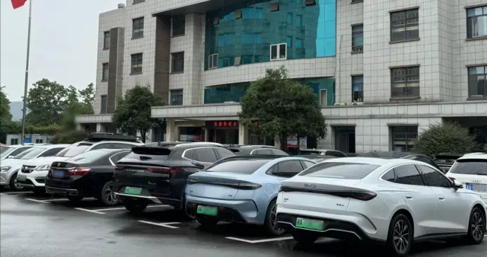 机关大院停满了BYD新能源汽车