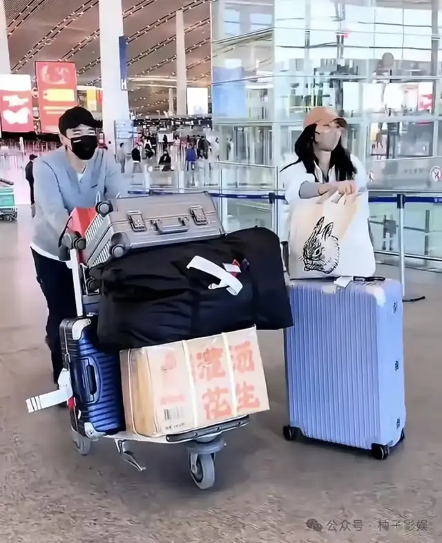 45岁高圆圆北京机场被偶遇，穿白衬衣搭绿裤时髦又洋气