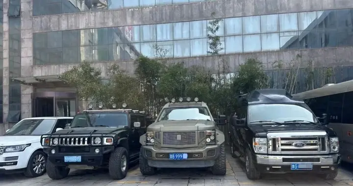 河南矿山集团楼下,偶遇崔培军的5辆车,从高到低停,最小是路虎