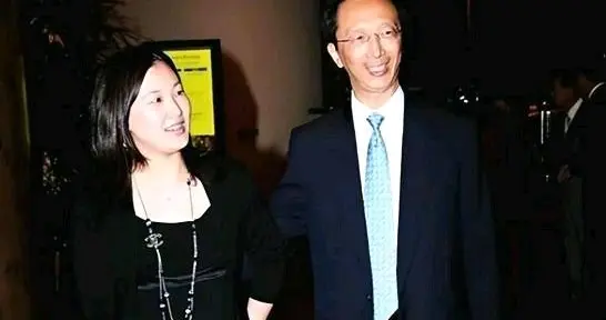 不要看不起伏明霞老公的寒门出身，如果他出身富贵反而不会成功。