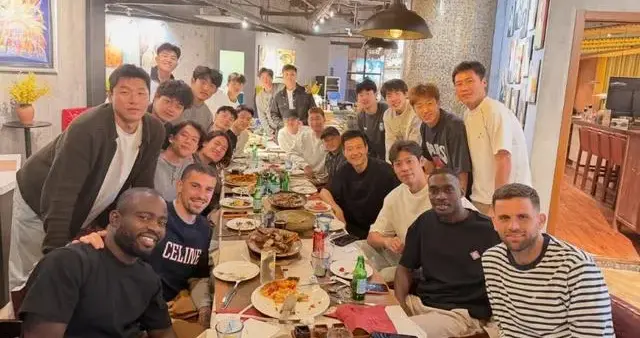 队长斯坦丘晒聚餐合照！和英博队友聚餐直言爱上大连蓝色