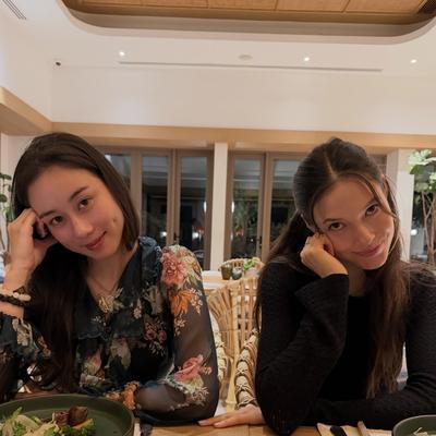 虞豆：近日，何超欣晒与谷爱凌合照，好姐妹