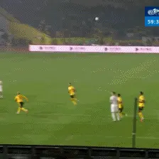 球场慢镜头：丁海峰这个飞腿防守，看得我笑