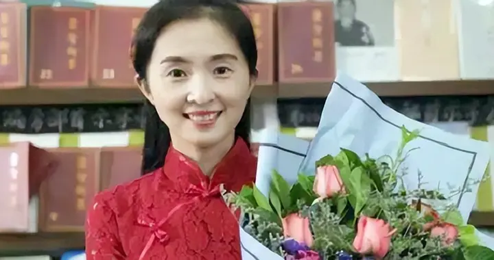 “最美校长胡红梅” ：凭美貌走上巅峰，为何会一夜之间人设崩塌？