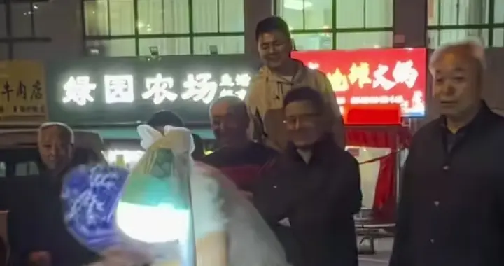 新疆小伙摆摊卖烤馕火爆网络，十块钱三个不涨价