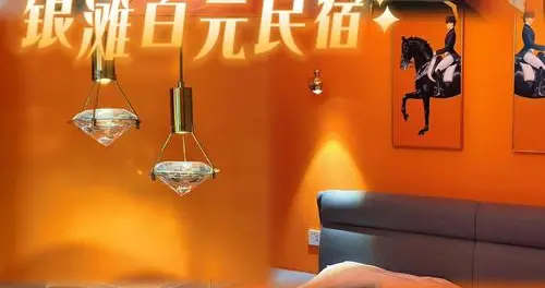 小伙古镇旅游遇房间爆满，200元订民宿推门傻眼：我这是穿越了？