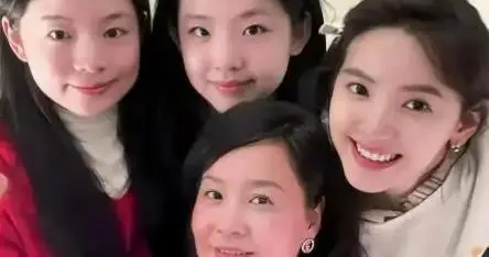 章若楠妈妈的基因也太强悍了，生的三随了妈妈。