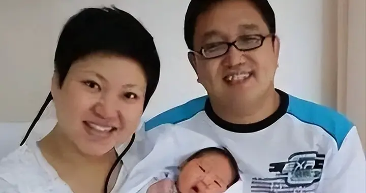 63岁句号近况曝光！二婚娶小11岁丫蛋低调生女，如今幸福圆满