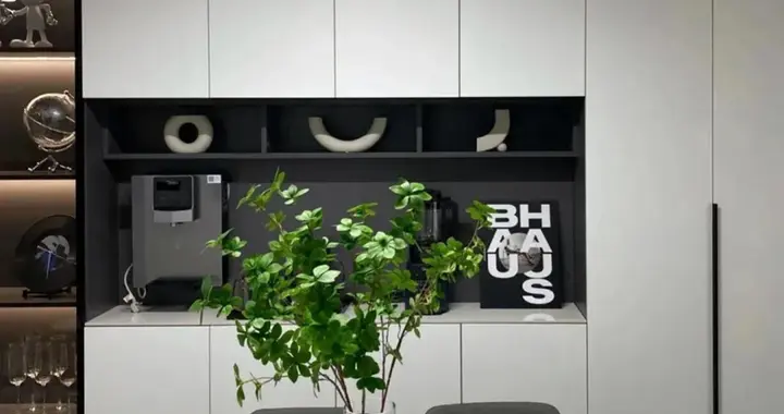 这套134平米的房子装修的特别漂亮，邻居都要来参观根本拦不住