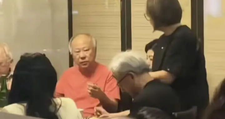 谁是当家的一目了然！黄仁勋和哥哥一家吃川菜，大哥说话时弟不语