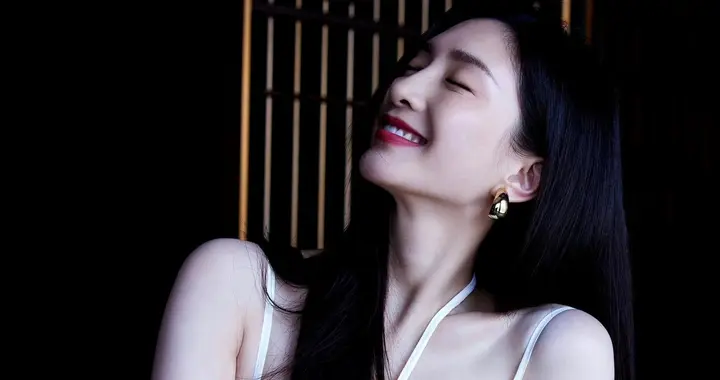 江疏影这组白裙杀太绝了！清冷妩媚焊在身上，氛围感直接拉满！