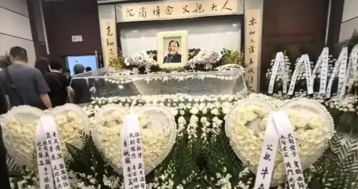 王侃追悼会，92岁父亲牛犇挽联令人泪目，最后露面青筋凸起瘦成杆