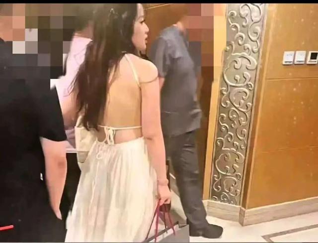 董袭莹与董思瑾，喜欢穿露背装，家境优渥，他们还有什么共同点？
