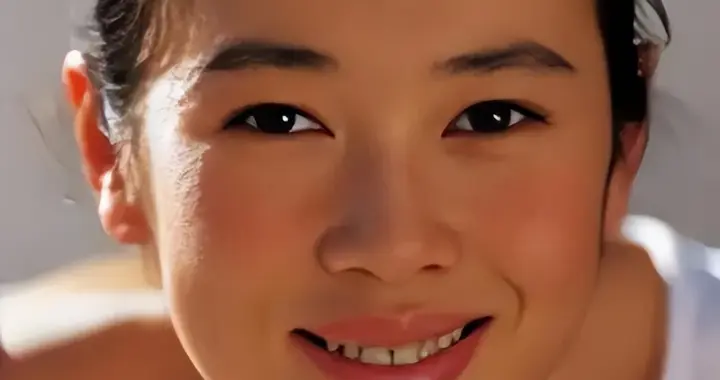 49岁余男国外街头喝咖啡被偶遇，不上综艺不拍广告，低调到像消失