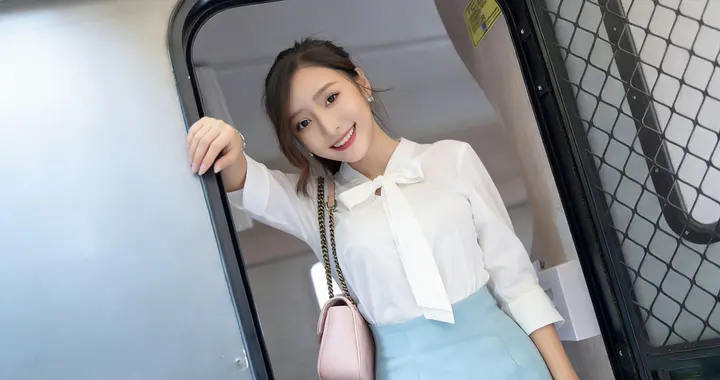 杭州神似佟丽娅的姑娘拍职场风写真，氛围感直接拉满