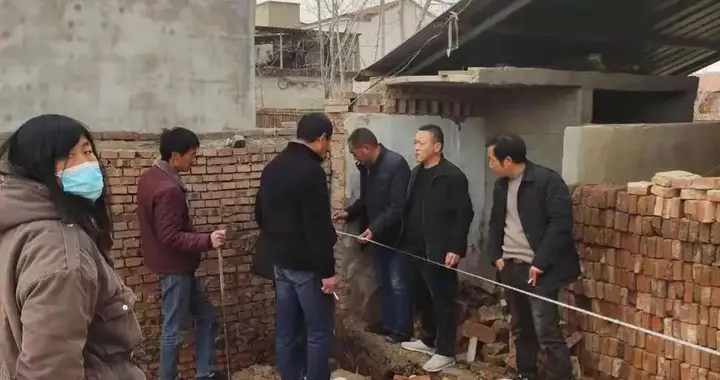 村里老大难问题：不盖房都是好邻居，一盖房就成仇人了！