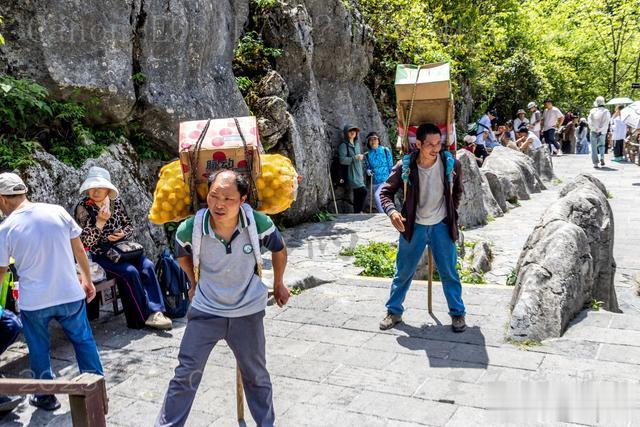 恩施大峡谷：背夫，负重穿行于陡峭石阶之上丨湖北