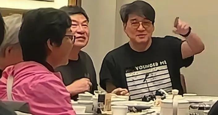 周华健汕头宴请宗亲，开十桌席，坐长辈桌主位，祭祖磕头捐1万元