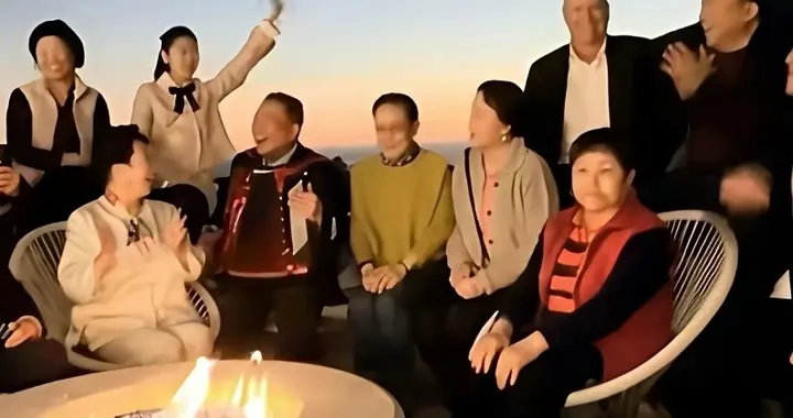 姜昆圣诞节前赴美，豪宅相聚多名老艺术家歌唱祖国，场面喜庆幸福