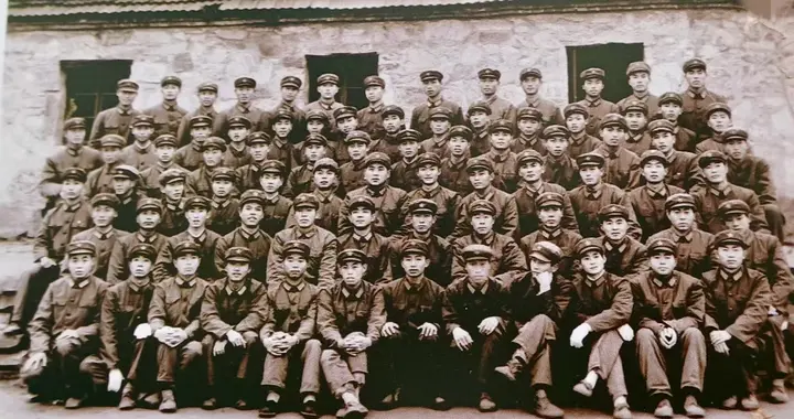 1981除夕，难忘大口吃肉，喝白酒，奶油糖果，桃酥代替瓜子