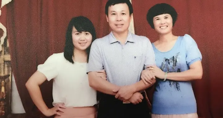 婆婆下葬前，儿子当众撕开孝服内