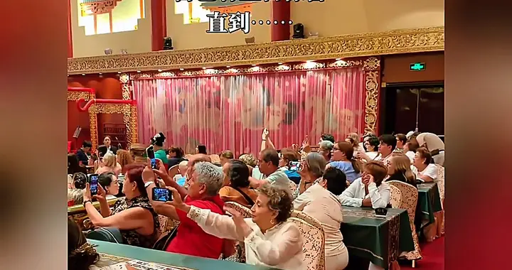 欧洲老人跟团游西安上演感人一幕：老人正欣赏节目，突然所...