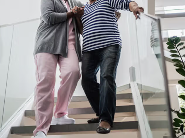 下楼梯不稳，膝盖发抖，暂时的还是真的有问题？