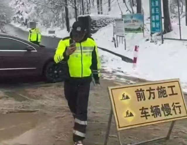 交通协管封路骂游客只为领导赏雪？官方回应：没有领导在赏雪