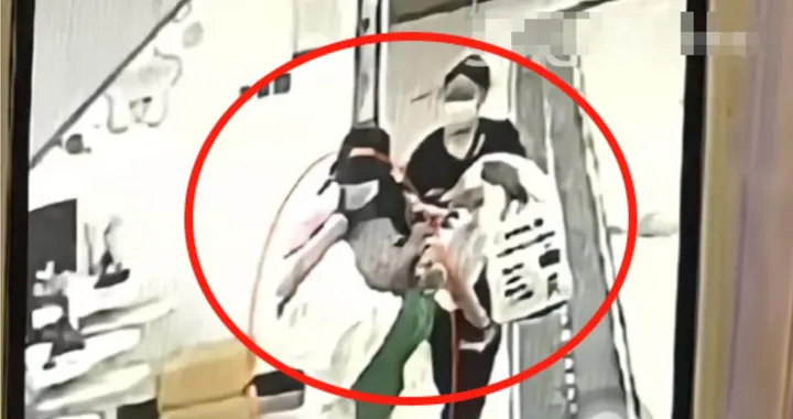 男童被邻居拐去顶替打针后续：妈妈拒和解更多细节曝光，警方介入