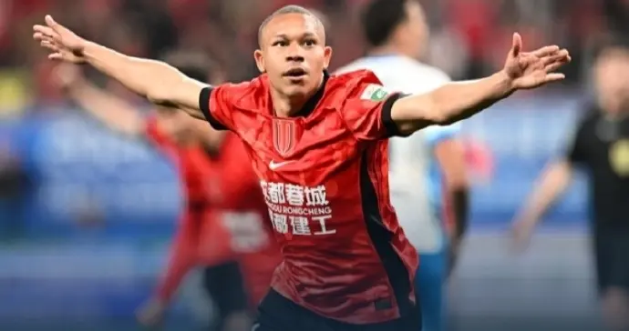 伤愈复出的费利佩惹不起，替补出场上演帽子戏法，郑智全程瞪眼