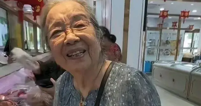 90岁李明启逛菜市场刷屏，买鸭货去看重孙子，福寿双全令人羡慕