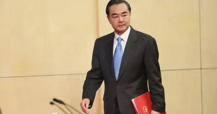 终于出发，王毅启程到中东3国，美国拉中方建新群，G7恐要被废？