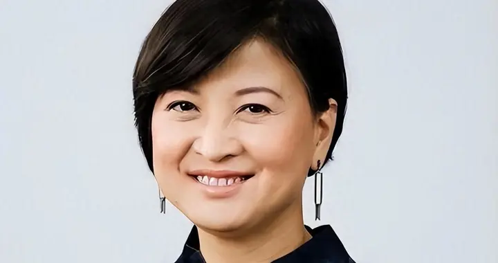 靠“反华”吃饭，她是怎么从昔日名记者，一步步变成女汉奸的？