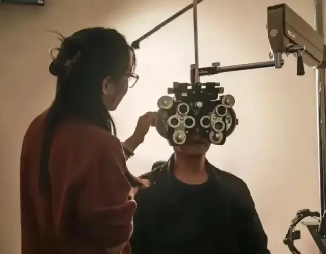 李连杰首晒前妻生的二女儿！称女儿现在是医生，他非常骄傲满意