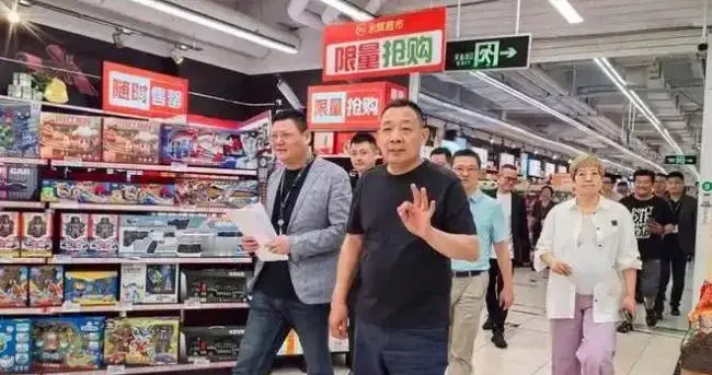 393元羽绒服暴打千元大牌！胖东来撕开行业黑幕，进价售价全公开