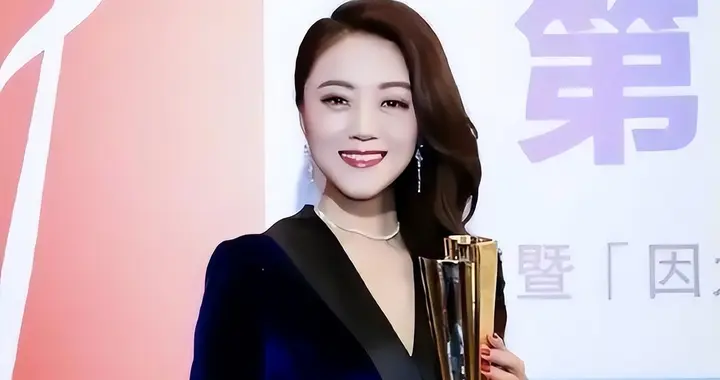 王小海也没想到，离婚7年，前妻王小玮已是他高攀不起的存在了！