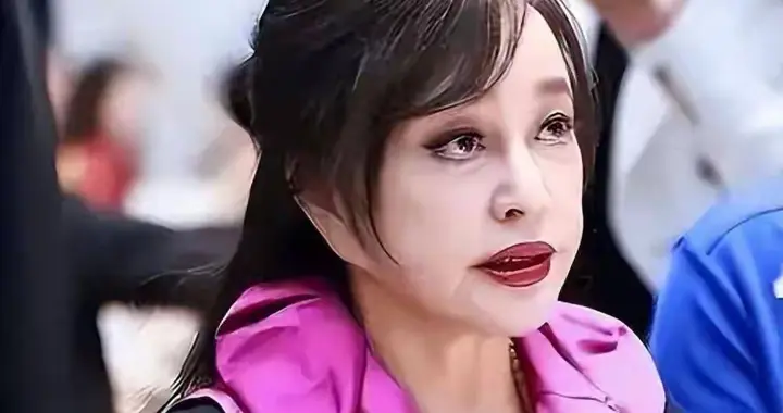 74岁刘晓庆亮相百花奖：我们嘲笑的从不是她，是终将老去的自己