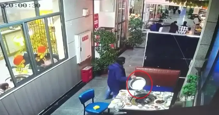 重庆5名顾客吃火锅逃单，顺手拎走汤锅！店家吐槽：锅都更贵