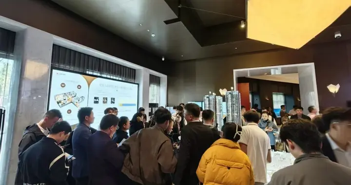 千人看房炸场深圳小阳春！龙华公开承诺“价格透明”，金地启曜府