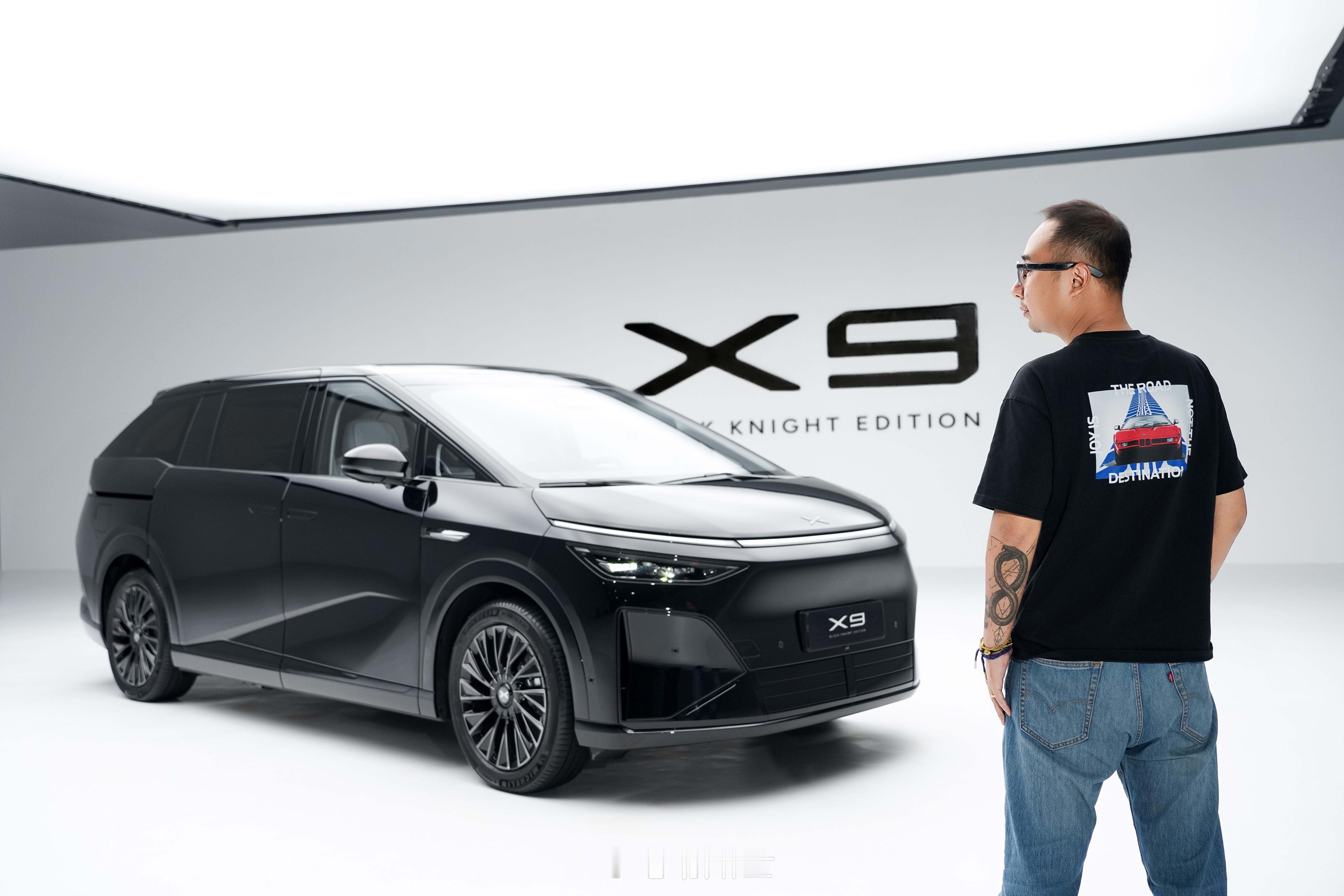 小鹏X9黑武士套件终于终于来了，给大家看看我司模特跟黑武士版的合照[d...