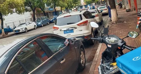 大理网民向州长留言投诉反映小关邑村口车辆违停多的问题