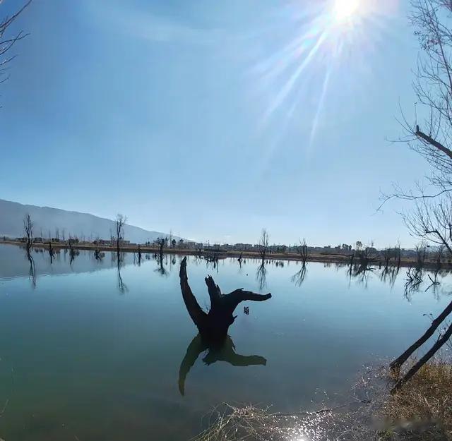云南丽江与大理之间，有一片美奂绝伦的龙潭，它绝对令你意想不到