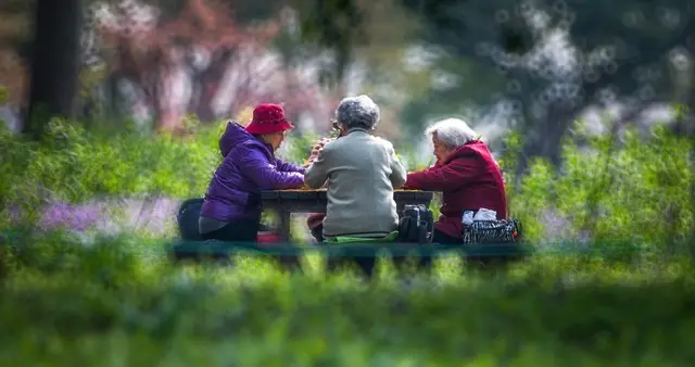 守护银发时代：长护险如何为中国家庭撑起“安心伞”？