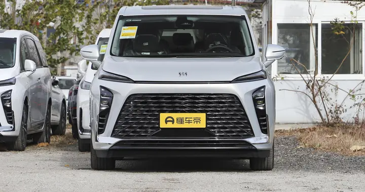 别克 GL8 降价来袭，陆尚家用 / 陆尊高端款，都能对标赛那