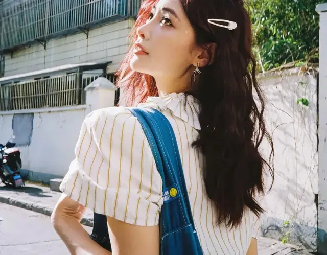 许佳琪条纹半腰套装，阳光下的大美女