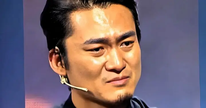 男孩哭跪校长求读书，7年后当上老师报恩，校长为何躲着他？