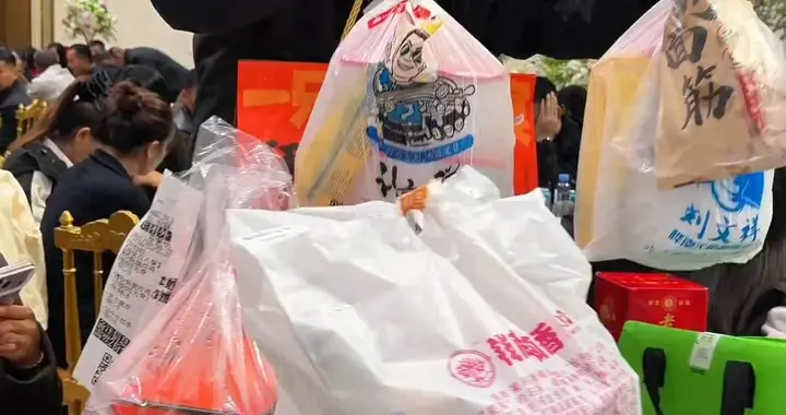 新人办婚宴请亲朋吃外卖，宾客称想吃什么点什么，新娘：朋友提的建议，每人...
