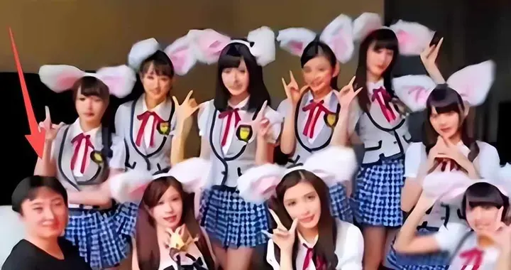 王健林疲惫不堪，王思聪潇洒出游，舆论为何盯住父子俩不放？