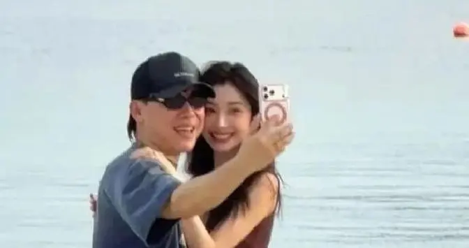 顶流男星与网红马尔代夫拥吻引热议！过往情史与16岁年龄差成焦点