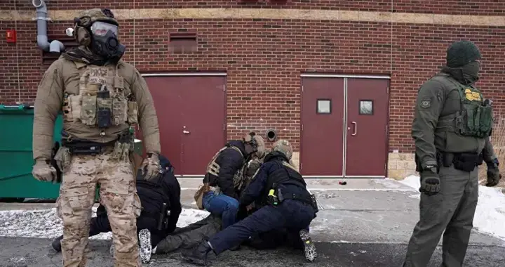 打不了伊朗还打不了你吗？特朗普集结第11空降师剑指明尼苏达州